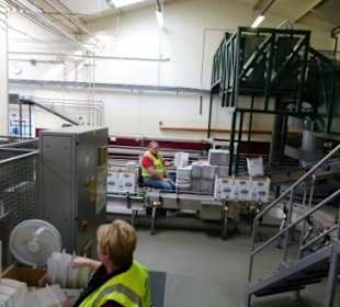 Mitarbeiter in der Flaschenverpackung