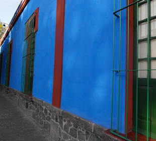 Strassenfont des blauen Hauses