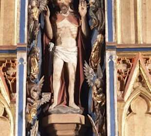 Mittig dem Altar Jesus