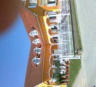 Frontansicht mit gemütlicher Terrasse