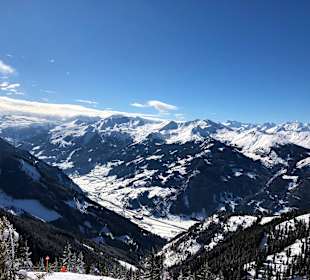 Blick von der Skipiste ins Tal