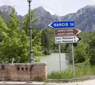 Zufahrt über den Damm zum Lokal