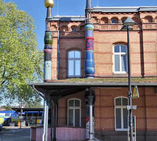 Außenansicht des Hundertwasser Bahnhof Uelzen