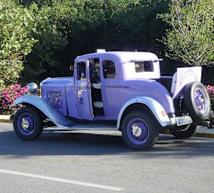 Oldtimer auf dem Parkplatz des Pueblo