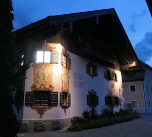 Das Ruhpoldinger Rathaus mit Fassadenmalerei