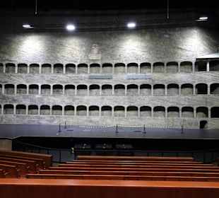 Bühne und Zuschauerraum der Felsenreitschule 