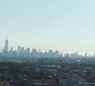 In der Ferne die Skyline von Manhatten