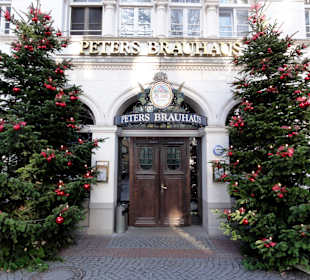 Eingang zum Brauhaus in der Adventszeit