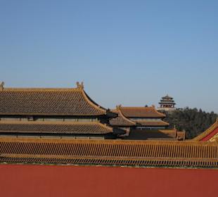 Im Hintergrund der Wanchun Pavillon