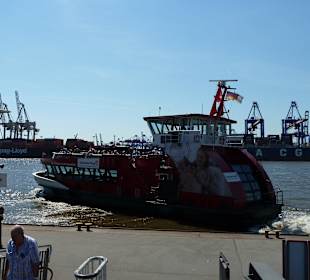 Ring-Fähre im Hamburger Hafen