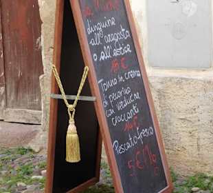 Tagesempfehlungen auf der Tafel der Trattoria