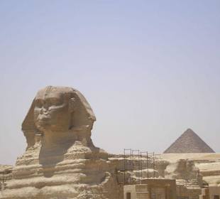 Sphinx und Pyramide