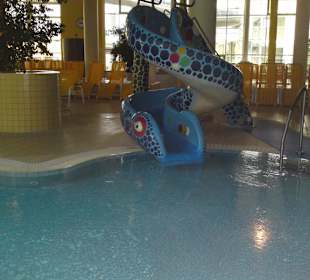 Kinderbecken mit Rutsche