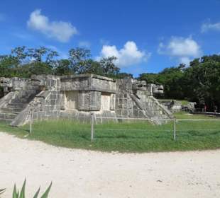 Spaziergang auf dem Ruinengelände