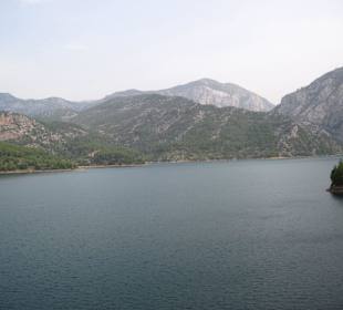 Blick vom Staudamm auf den See