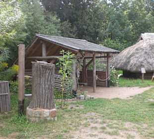 Der Räucherofen vor den Häusern.