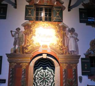 Das Ruhpoldinger Rathaus mit Fassadenmalerei