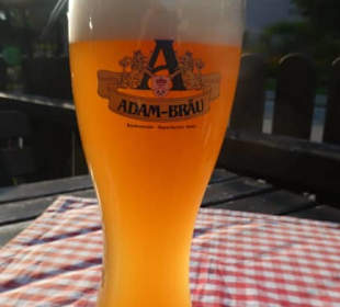 Zum Abendessen im Biergarten vom Adam Bräu