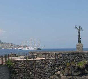 Il golfo di Giardini Naxos, Taormina statua nike