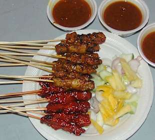 Satay mit Erdnusssauce und Gemüse