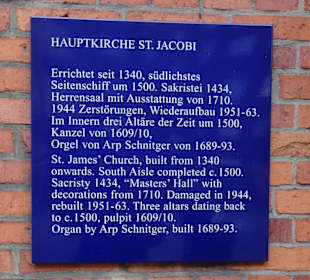 Infotafel an der Hauptkirche St. Jacobi
