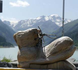 Blick von der Staumauer über den See