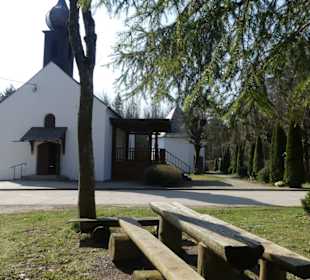 Außenansicht mit Ruhebänken