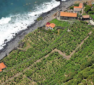 Blick aus der Seilbahn auf die Fajã dos Padres