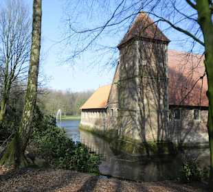 Auf dem Weg um die Burg