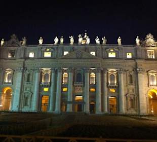 Petersdom bei Nacht