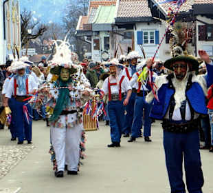 "Maschkera" ziehen durch die Fußgängerzone