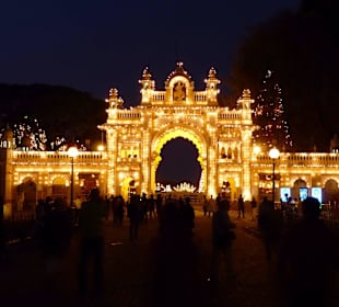 Südtor mit abendlicher Beleuchtung 
