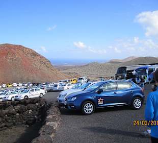 Parkplatz mit Vulkanen.