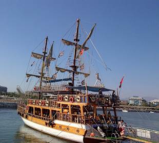 Piatenschiff im Hafen - Tagesausflug für € 15