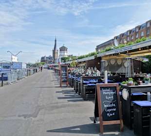 Spaziergang über die Rheinuferpromenade Düsseldorf
