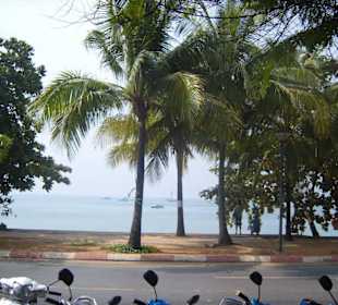 Ao Nang Einkaufstrasse mit Blick aufs Meer