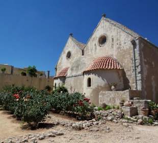 Rückseite der Klosterkirche mit Rosenbüschen
