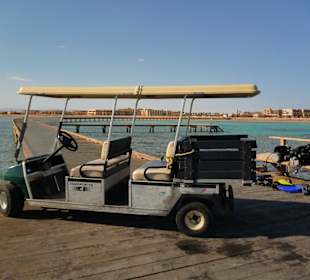 Auf dem Steg zum Hausriff