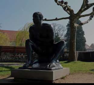 Skulptur "Hockender Schwimmer"