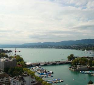 Blick vom Turm des Grossmünsters zum Zürichsee