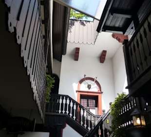 Bs08 - im Durchgang zum Biergarten