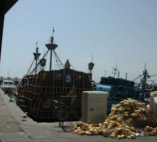 Hafen. Mit solchen Schiffen macht man Piratenschiffe