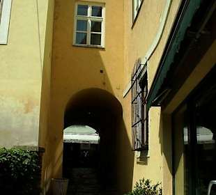 Schmaler Durchgang in Altstadt