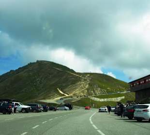 Der große Parkplatz unterhalb