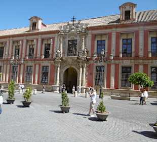 Eingangsfront des Museumsgebäudes