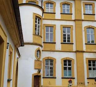 Haupthaus mit Nebengebäude