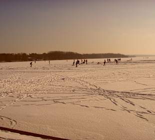 Spuren im Schnee auf dem See