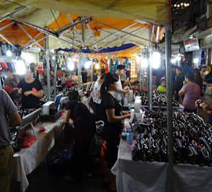 Auf dem Night Markt in Hanoi unterwegs