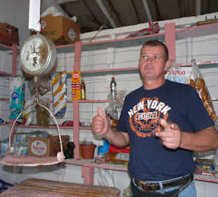 Andreas im Tante Emmaladen bei Ramona