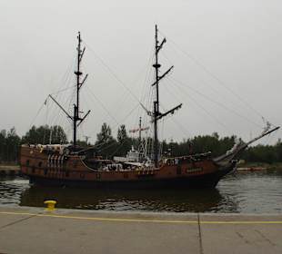 Jedna z wycieczkowych łodzi.